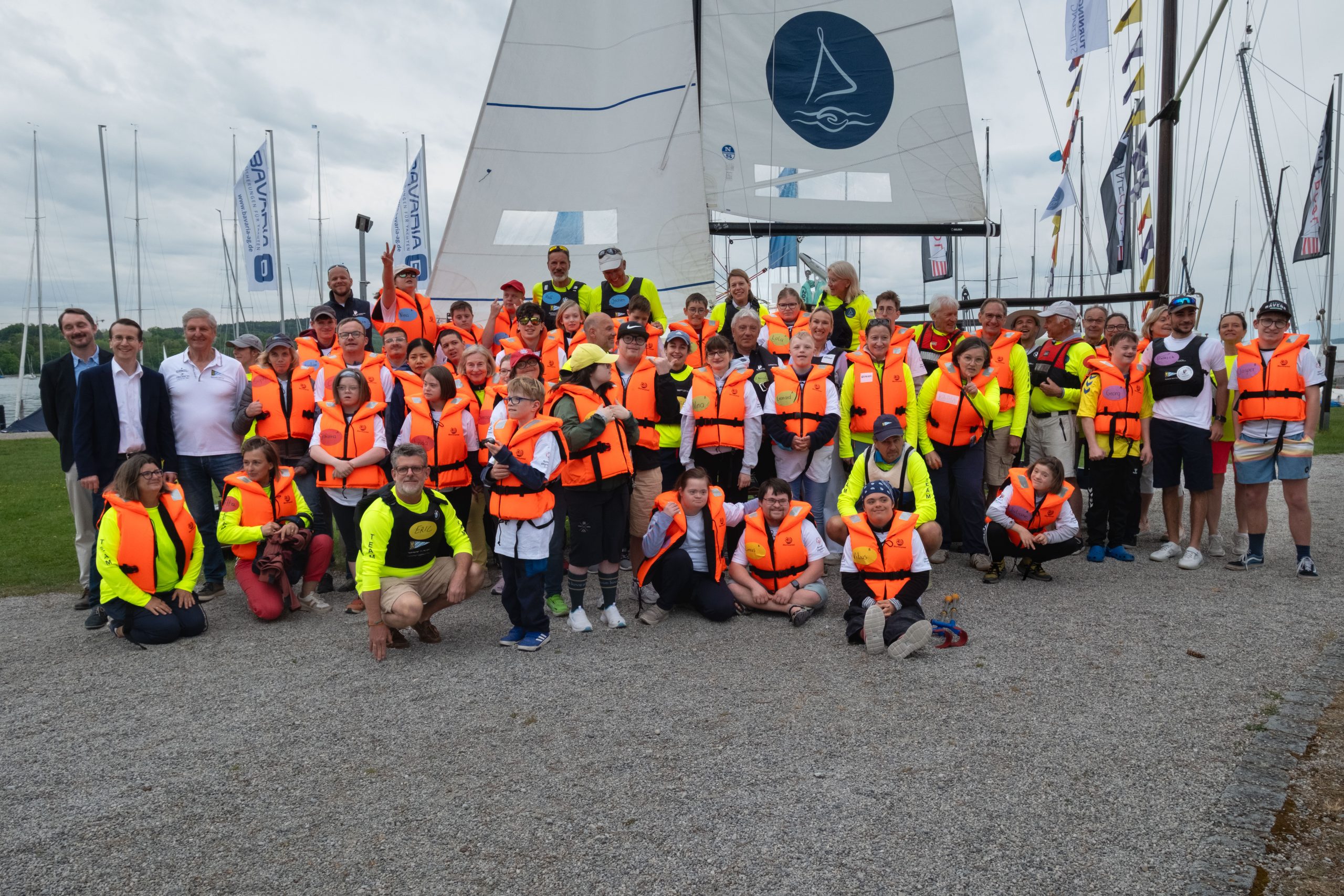 Menschen segeln gemeinsam auf dem Starnberger See – Inklusion auf dem Wasser