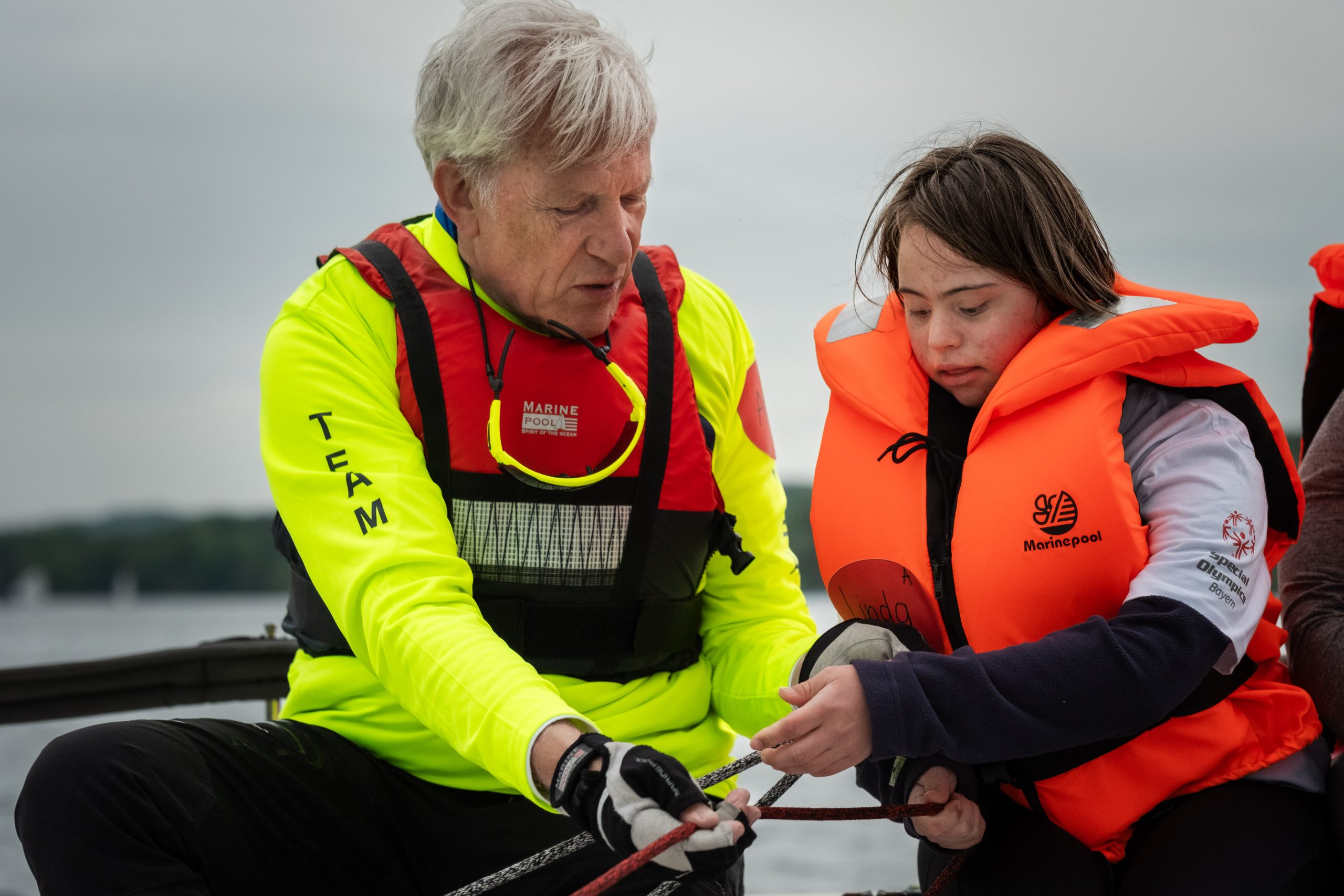 Teilnehmerinnen beim inklusiven Segeln – Freude auf dem Wasser