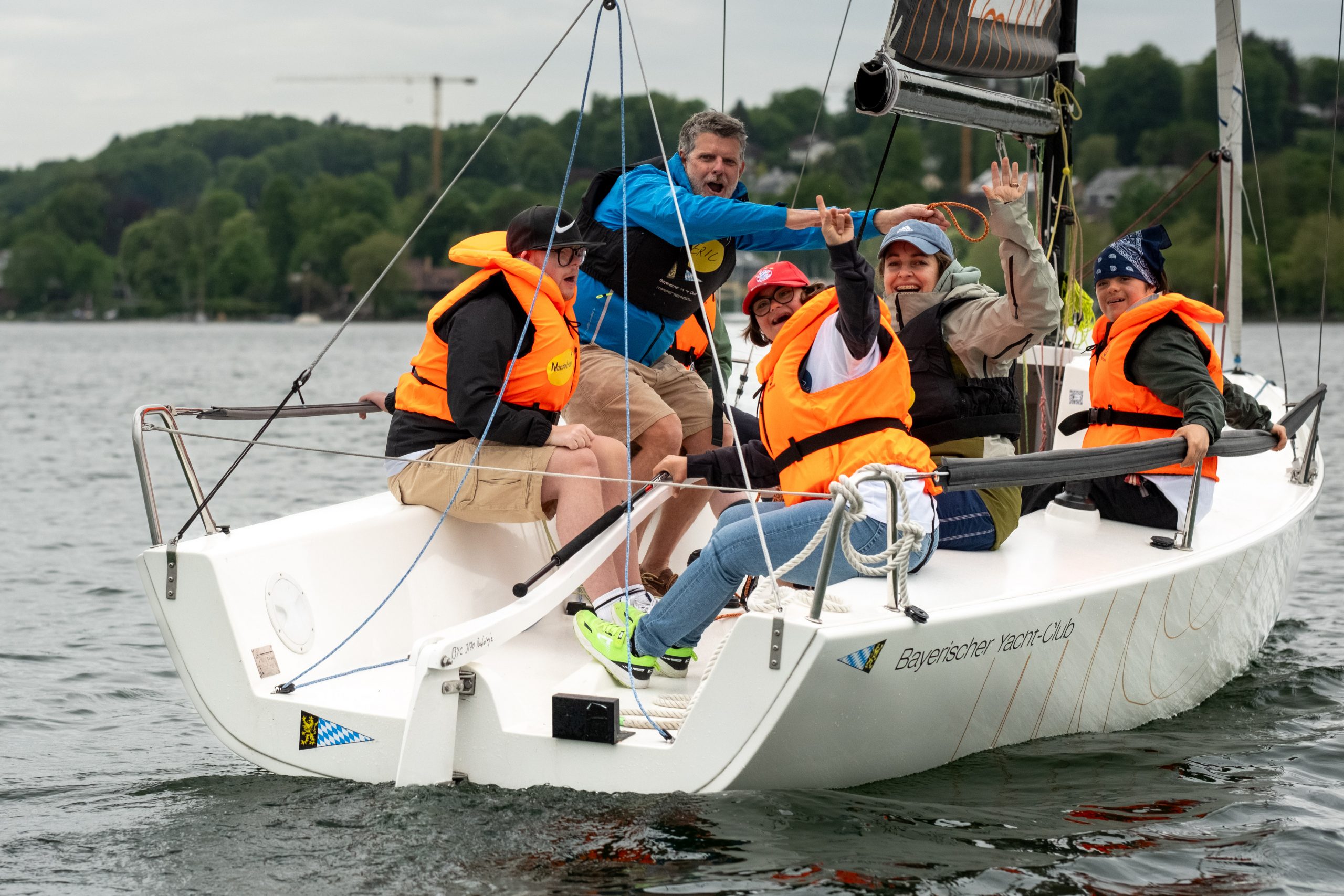Crew arbeitet gemeinsam an Bord eines Segelboots