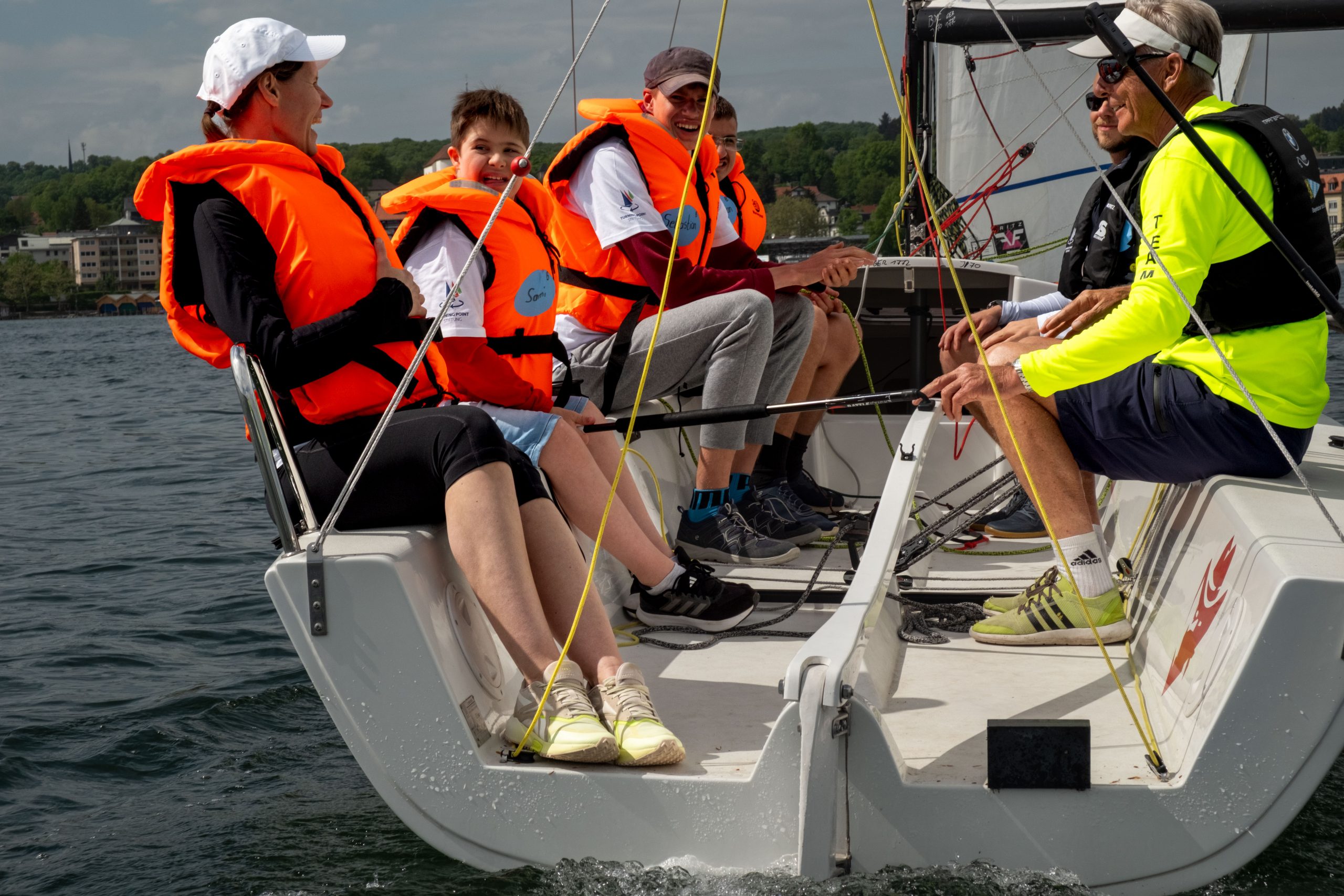 Segelboot auf dem Starnberger See mit Alpenkulisse